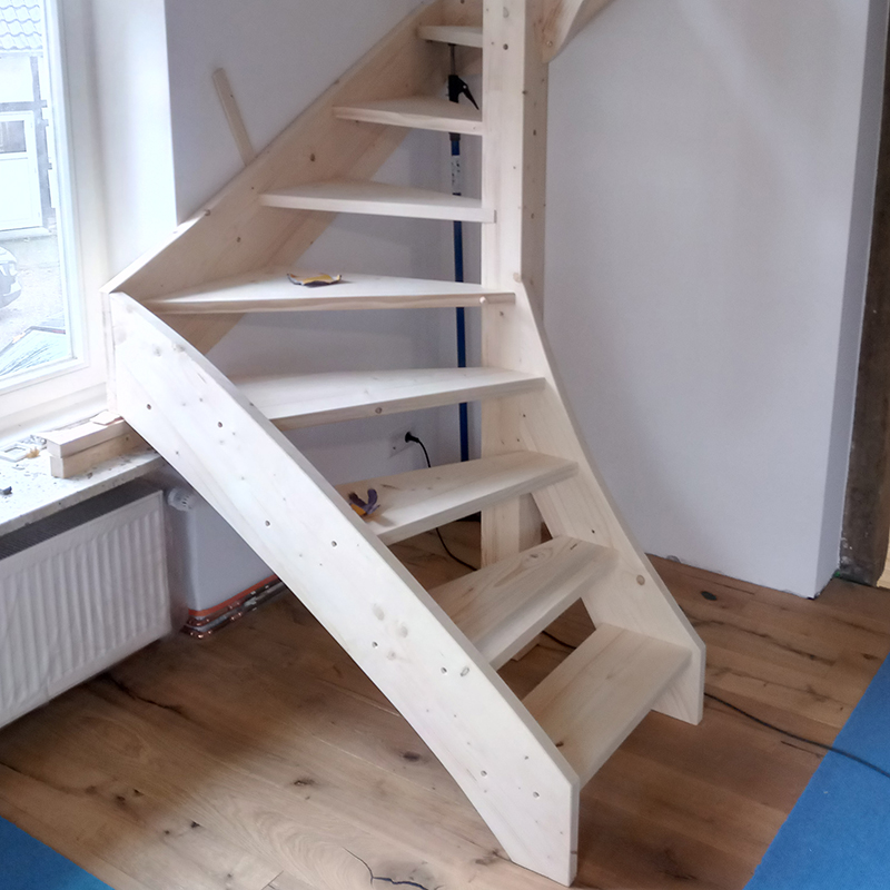 Eine Wendeltreppe auf 1,2 x 1,2 m in Fichte